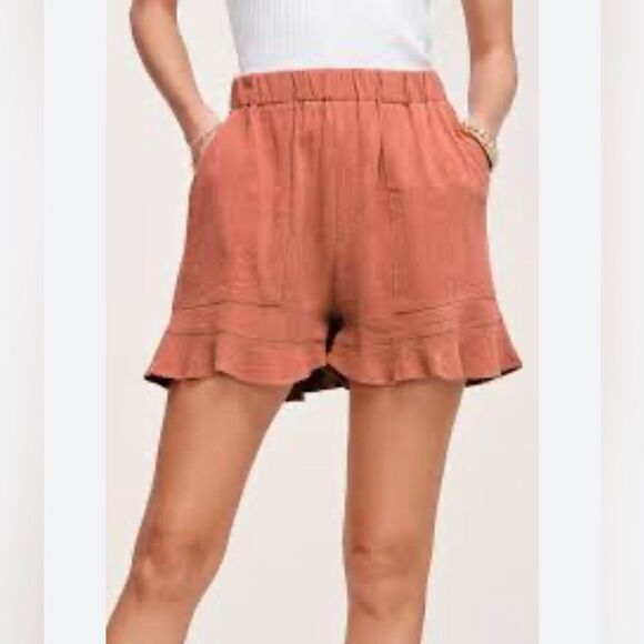 La miel Size Medium pocketed shorts with ruffle leg.  Color rust.  NWT - Picture 1 of 12